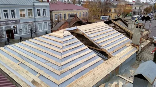 Критерии выбора между локальным и капитальным ремонтом крыши